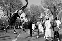 Charger l'image dans la galerie, THE CAGE - The West 4th Street Playground - Capucine Bailly