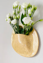 Charger l&#39;image dans la galerie, Vase Mural Jaune/Beige avec grains
