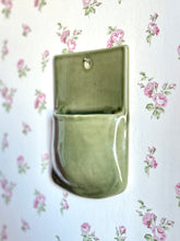 Charger l&#39;image dans la galerie, Vase Mural Vert Sauge 3

