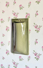 Charger l&#39;image dans la galerie, Vase Mural Vert Sauge 2
