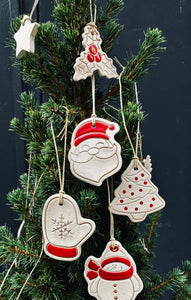 Boîte de 4 pendentifs Père Noël pour sapin