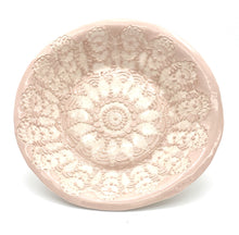 Charger l&#39;image dans la galerie, ASSIETTE CREUSE DENTELLE VIEUX ROSE
