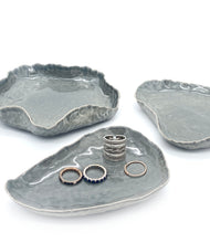 Charger l&#39;image dans la galerie, 3 VIDES POCHES / PETITS PLATS GRIS VERT BRILLANT
